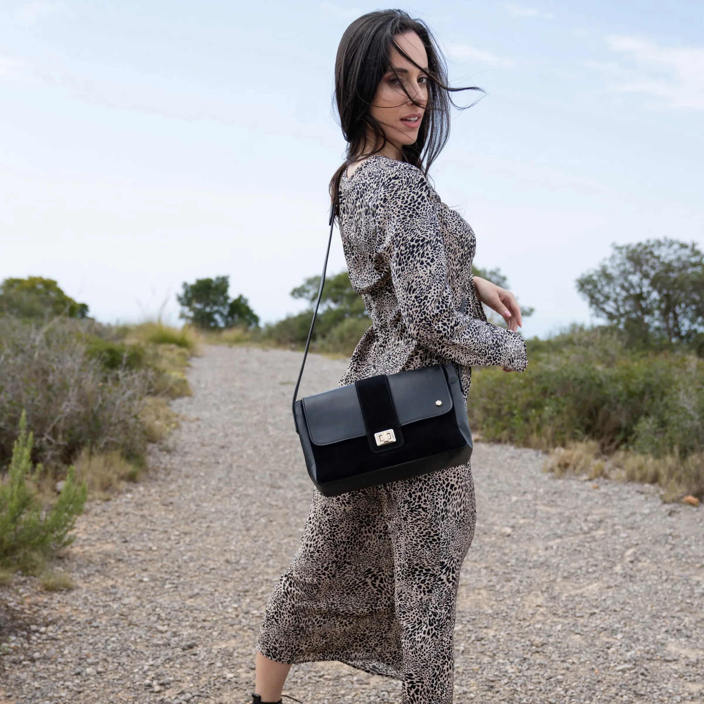 sac_bandoulire_cuir_noir_2.webp Femme JULES & JENN Sacs À Main | Sac bandoulière cuir