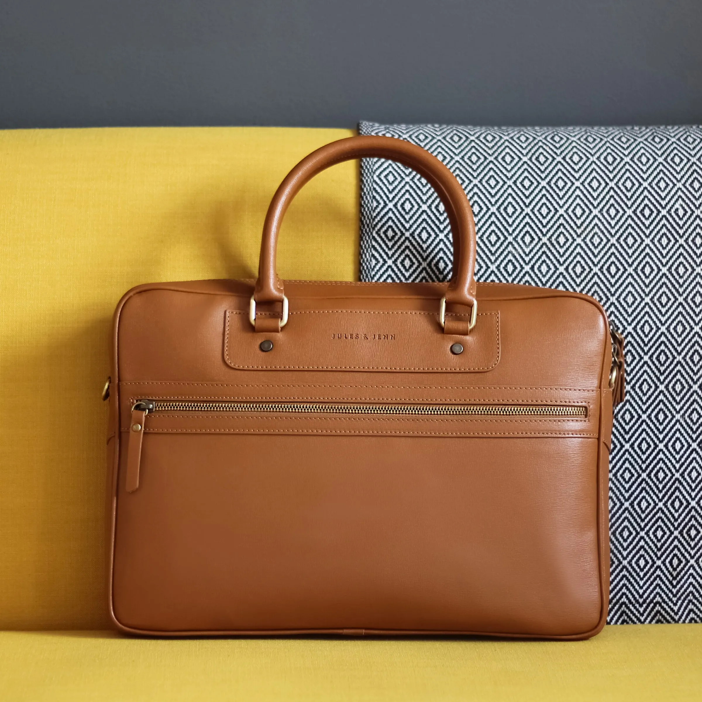 sacoche_cuir_grav_cognac_2.webp Homme JULES & JENN Sacs | Sacoche cuir gravé